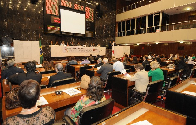 Participam representantes do Governo Federal, da Câmara Municipal de Belo Horizonte, da Defensoria Pública, pesquisadores, professores e movimentos sociais