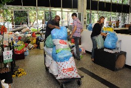 Campanha Assembleia Solidária - organização e pesagem dos donativos