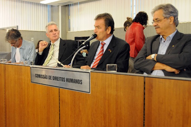 A criação de novas leis para as comunicações é consenso entre deputados e jornalistas.