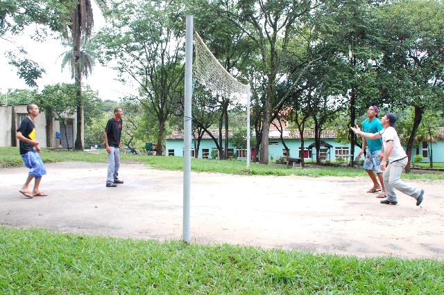 Na Associação Comunitária Social e Beneficente Ebenézer (Acosbe), uma comunidade terapêutica, o tratamento dos dependentes químicos varia entre sete e dez meses