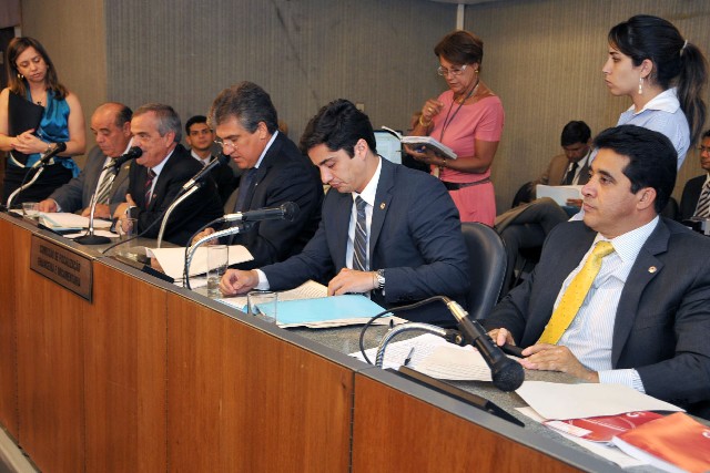 Comissão de Fiscalização Financeira e Orçamentária analisa proposições