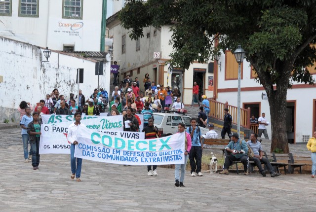 Representantes da comunidade realizaram manifestação pelas ruas da cidade antes da reunião