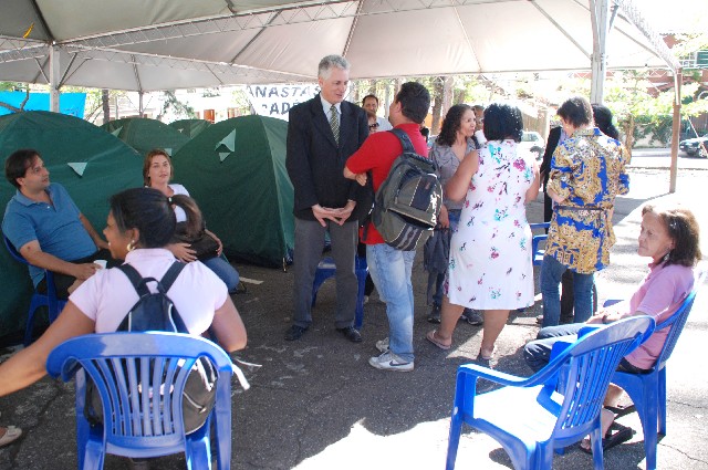 Os deputados Rogério Correia e Maria Tereza Lara (ambos do PT) visitaram o acampamento dos professores