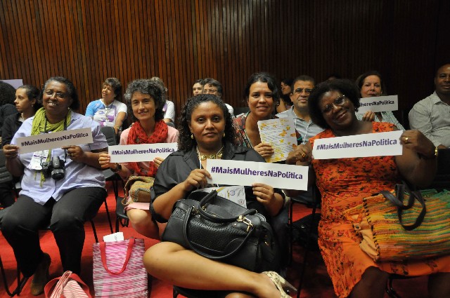 Participantes do ciclo de debates aderiram à campanha #MaisMulheresNaPolitica, promovida pela ALMG para incentivar a participação feminina na política