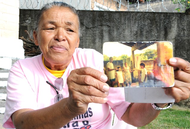 Leida Gabriel Barbosa, conhecida como “vovó do pó”, mostra fotografia de quando era usuária e traficante de crack