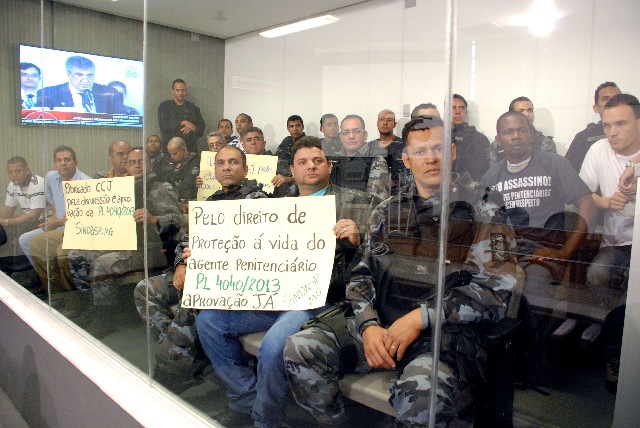 O público lotou o Plenarinho IV durante a reunião da Comissão de Constituição e Justiça da tarde desta terça (9)