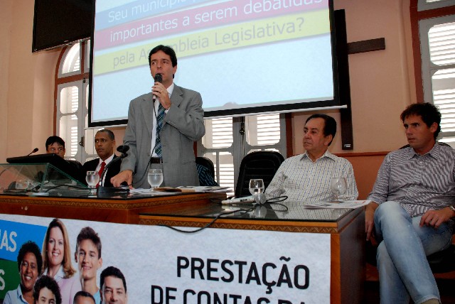 Presidente da ALMG, deputado Dinis Pinheiro, defendeu mais recursos para a saúde em Teófilo Otoni em reunião de balanço regional