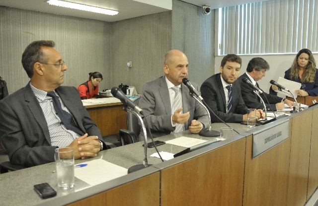 O secretário de Saúde de BH, Fabiano Pimenta Júnior (à esquerda), discordou que a PBH não estaria negociando com os profissionais