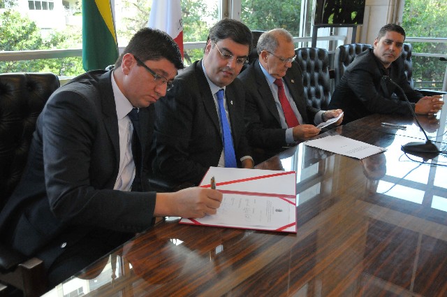 A assinatura do acordo de cooperação com a Câmara de Juiz de Fora foi feita no Salão Nobre da ALMG