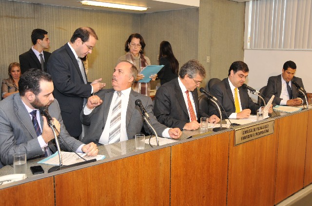 O parecer do relator foi pela aprovação na forma do substitutivo nº 1, da CCJ