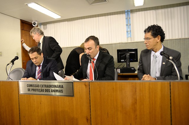 Segundo o presidente da comissão (centro), intenção é realizar a audiência pública ainda em novembro