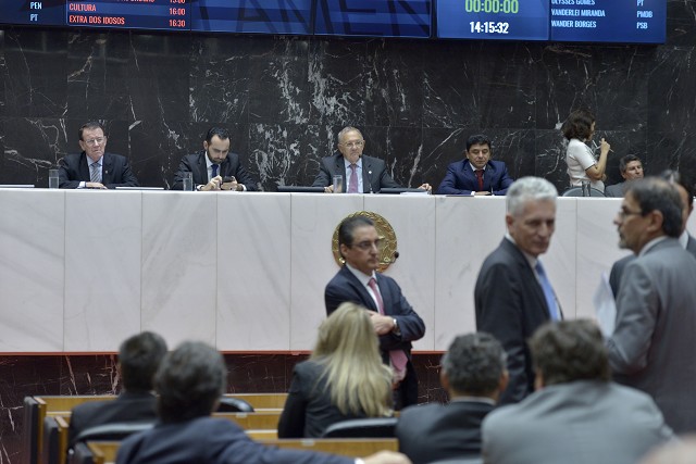 Deputado Ulysses Gomes, 1º-secretário da ALMG, leu parecer aprovado pela CCJ, que recomenda ao Plenário que não autorize a instauração de processo