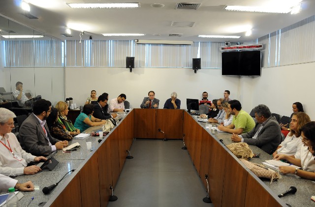 A reunião foi comandada pelo deputado Paulo Lamac, presidente da Comissão de Educação