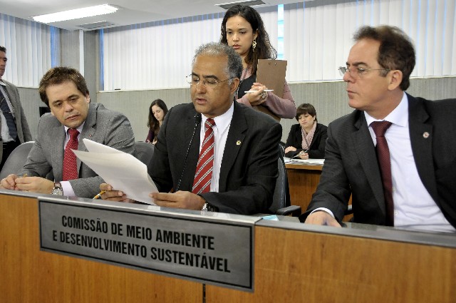 Célio Moreira (ao centro) pediu vista do parecer sobre o projeto
