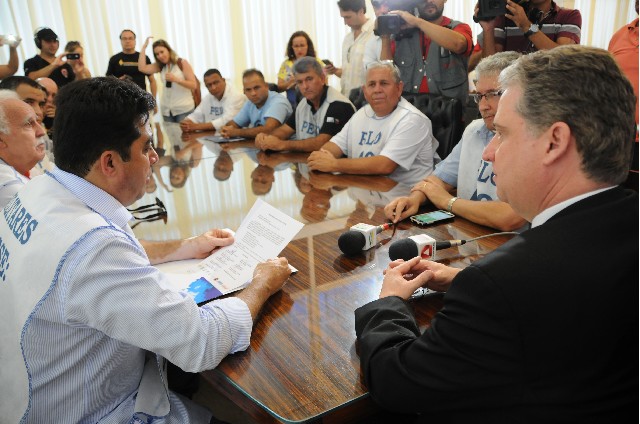 O deputado Sargento Rodrigues (à esquerda) intermediou a reunião do presidente da ALMG com representantes de policiais militares, bombeiros e policiais civis