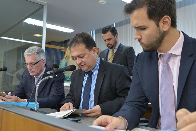 O relator, deputado Tadeu Martins Leite (à direita), opinou pela aprovação do PL em sua forma original
