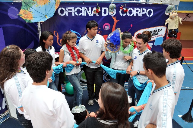 Oficina estimulou alunos mais tímidos a fazerem esquetes de expressão corporal