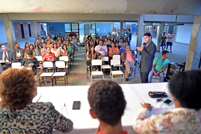 Estudantes protesteram contra a PEC do teto dos gastos públicos e medida provisória que propõe a reforma do ensino médio