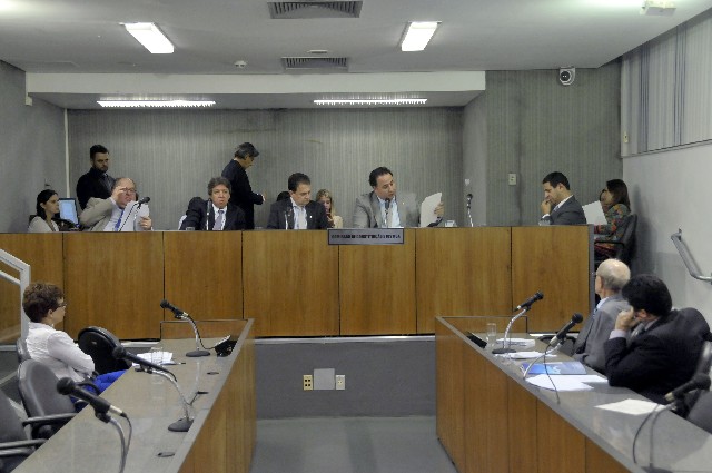 A reunião foi marcada por protestos e críticas de deputados da oposição e mesmo da situação ao regime de urgência para votação da proposta