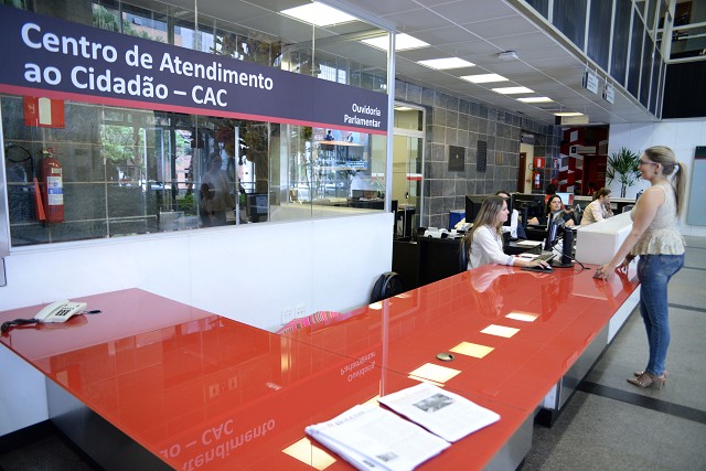 O Centro de Atendimento ao Cidadão (CAC), que fica na sede do Legislativo mineiro, passou a ter atendimento presencial na Língua Brasileira de Sinais