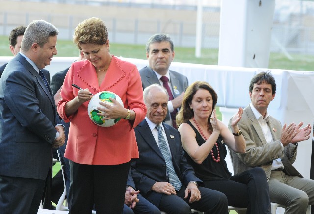 Dilma assinou a bola oficial da Copa das Confederações, que integrará o Museu do Futebol Brasileiro do Mineirão