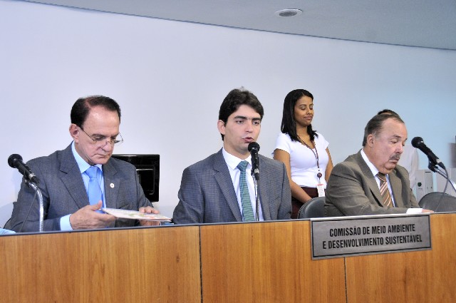 Representantes da Semad apresentaram, em reunião na ALMG, o programa itinerante “Expedição Nadando com o Theo pelo Rio das Velhas”