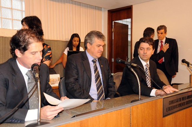 O parecer é pela aprovação do projeto na forma do vencido, com dez novas emendas apresentadas