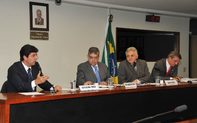 Para Dinis Pinheiro, é um contrassenso o Brasil ser a 6ª economia do mundo e apresentar investimentos tão baixos em saúde