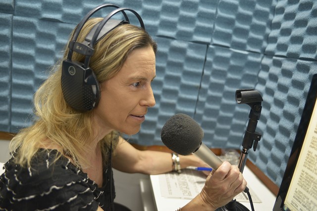 Lyria Vaz atua como locutora na Rádio Assembleia há 17 anos