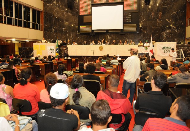 A reunião aconteceu no Plenário e contou com a presença de cerca de 100 pessoas de várias regiões do Estado ligadas a movimentos sociais