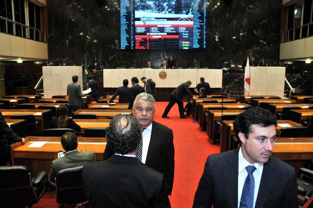 Mensagem do governador Fernando Pimentel encaminhando o veto parcial foi recebida em Plenário nesta terça (6)