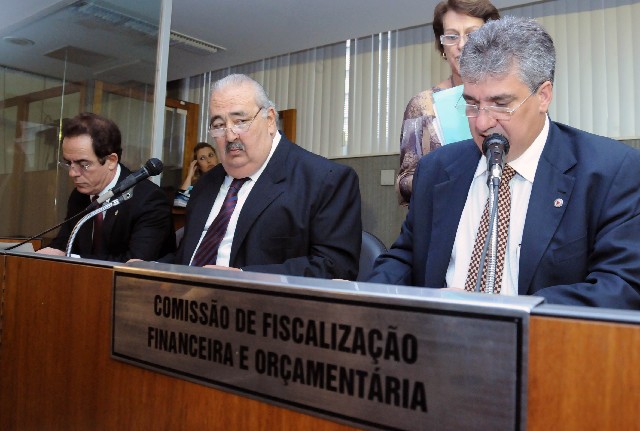 O relator e presidente da comissão, deputado Zé Maia, distribuiu cópias do parecer