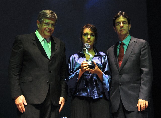A viúva de Ilmar Bastos, Sílvia Nunes, recebe prêmio dedicado ao marido das mãos de Luiz Márcio Viana, do Sindiextra, e do presidente da ALMG, deputado Dinis Pinheiro
