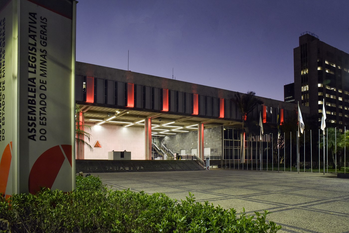 Iluminação Junho Vermelho de incentivo à doação de sangue