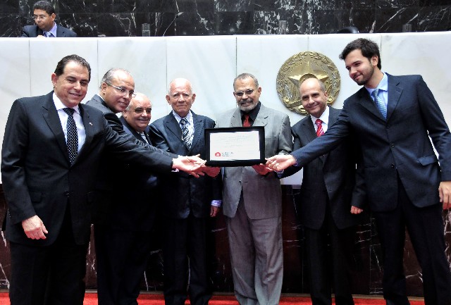 Irmão e filho de Edgar Pereira recebem placa comemorativa pelo centenário de nascimento do ex-deputado federal