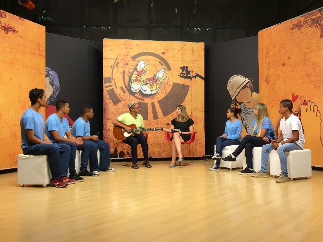 No programa nº 100, Vander Lee vai falar da inspiração para seguir a carreira artística na adolescência e da satisfação de não ter desistido da música, apesar das dificuldades