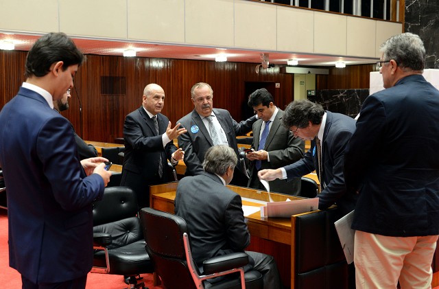 Na reunião de Plenário, deputados da oposição apresentaram questão de ordem alegando inconstitucionalidade do PL 4.135/17
