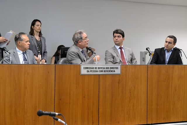 Ygor Yvens Teixeira (primeiro à direita), da OAB, falou sobre o trabalho em defesa dos autistas