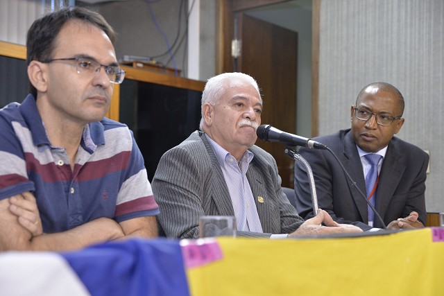 Bruno Lazarotti (à esquerda) esclareceu que há na FJP consenso quanto à adoção das cotas raciais e sociais