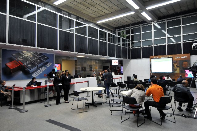 Telão instalado próximo ao Centro de Atendimento ao Cidadão exibiu em tempo real os resultados do Divulga TSE, no hall principal do Palácio da Inconfidência
