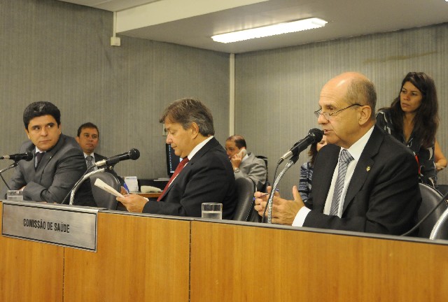 Arlen Santiago (à dir) é o relator do PL 4.427/13 na comissão