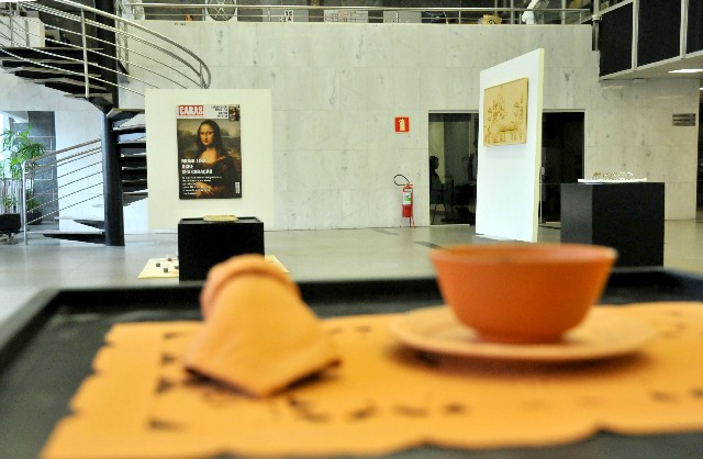 A mostra é composta por diversas obras que lidam com a oposição entre o universo do luxo e do consumidor popular