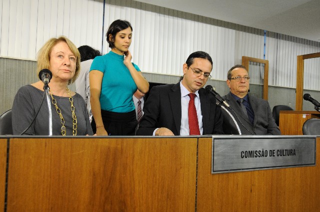 Projeto de Elismar Prado (ao centro) passa pela comissão