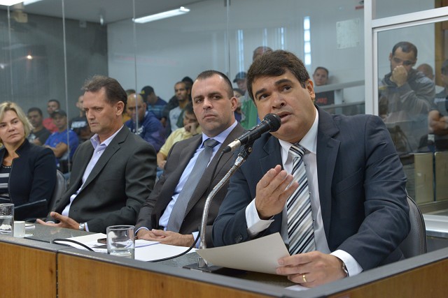 Márcio Rodrigues (à direita) pediu à comissão que envie ao Congresso solicitação para mudar a legislação