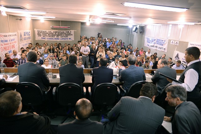 A audiência da Comissão de Direitos Humanos foi realizada no Auditório, que ficou lotado
