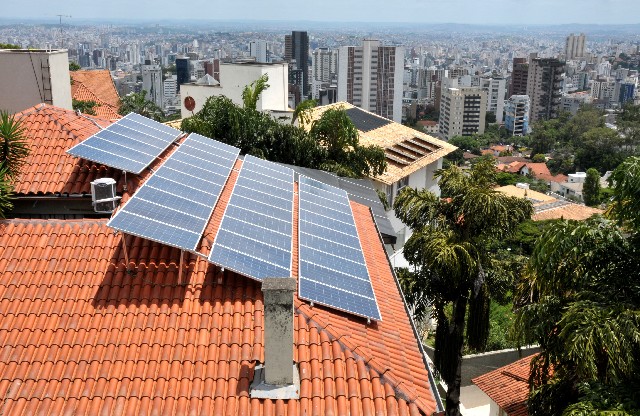 Módulos fotovoltaicos em residência no bairro Mangabeiras, na Capital. A cidade tem 326 m² de placas solares a cada mil habitantes, enquanto o Brasil tem 27,4 m²