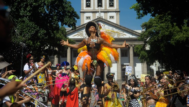 Pesquisa aponta que 61% dos homens acreditam que uma mulher solteira que vai pular carnaval não pode reclamar de ser cantada