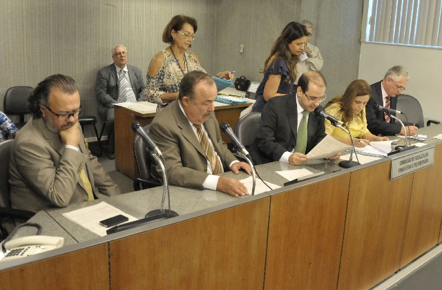 O relator, deputado Tiago Ulisses (centro), opinou pela aprovação da matéria na forma do texto aprovado em 1º turno no Plenário