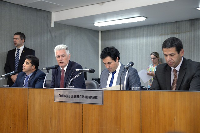 Rogério Correia (2º da esquerda para a direita), autor do requerimento, questionou o grau de violência