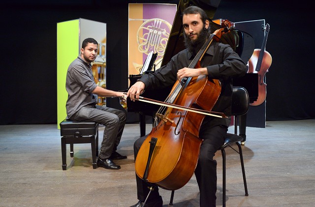 O duo de violoncelo e piano formado por Daniel Tamietti e Gabriel Borges se apresenta na segunda parte do show